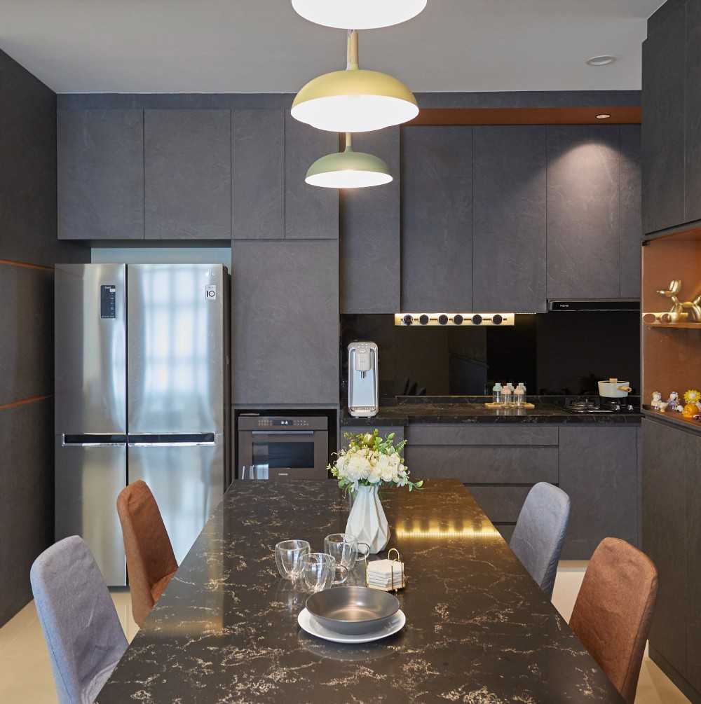 Contemporary Kitchen with Countertop and Kitchen Accessories