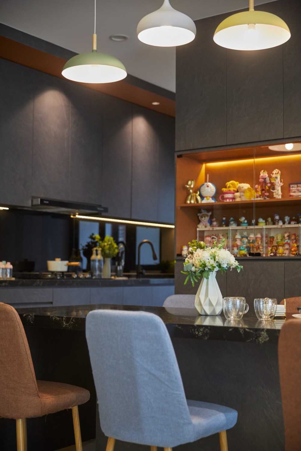 Contemporary Dining Room with Dining Table and Dining Chairs