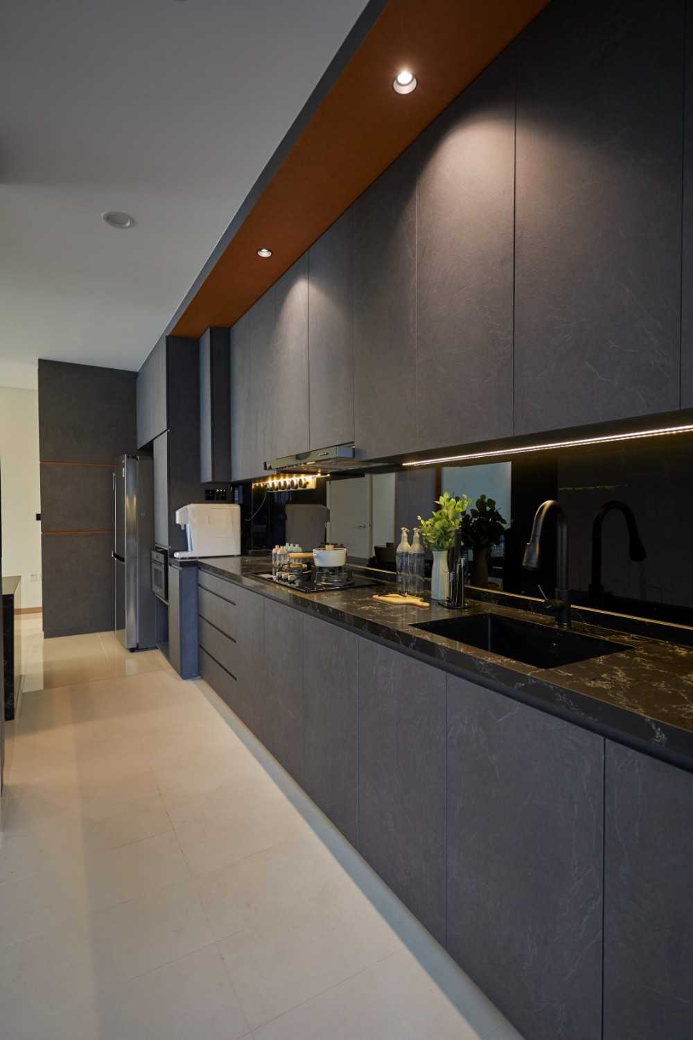 Contemporary Kitchen with Countertop and Kitchen Island