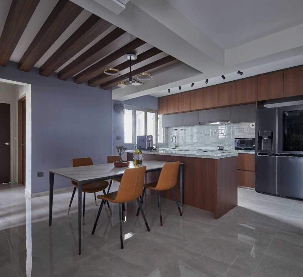 Contemporary Dining Room with Dining Table and Dining Chairs