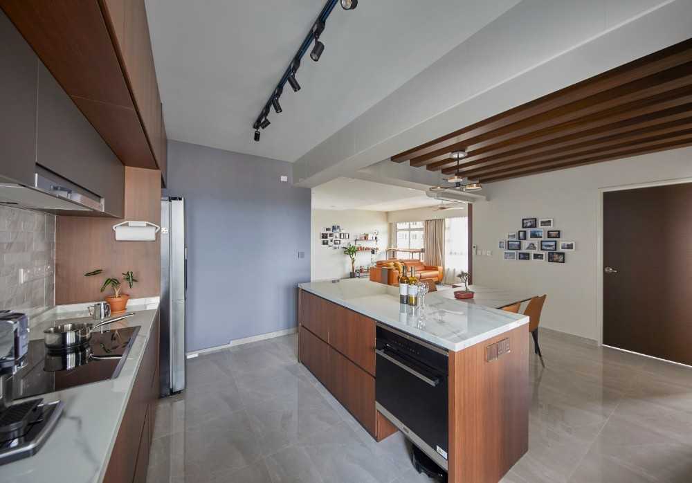 Contemporary Kitchen with Countertop and Breakfast Counter