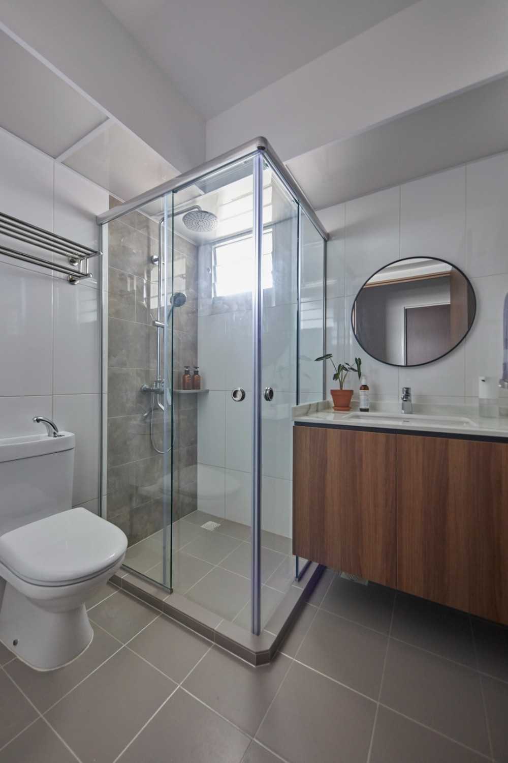 Contemporary Bathroom with Marble Floor and Mirror