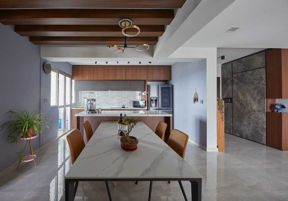 Contemporary Dining Room with Dining Table and Dining Chairs
