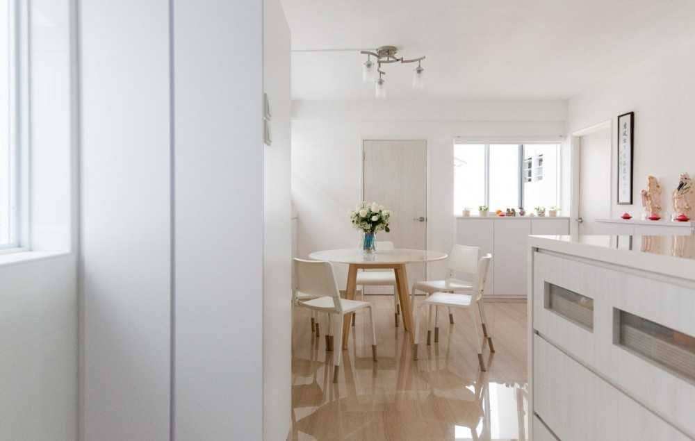 Minimalist Dining Room with Dining Table and Dining Chairs