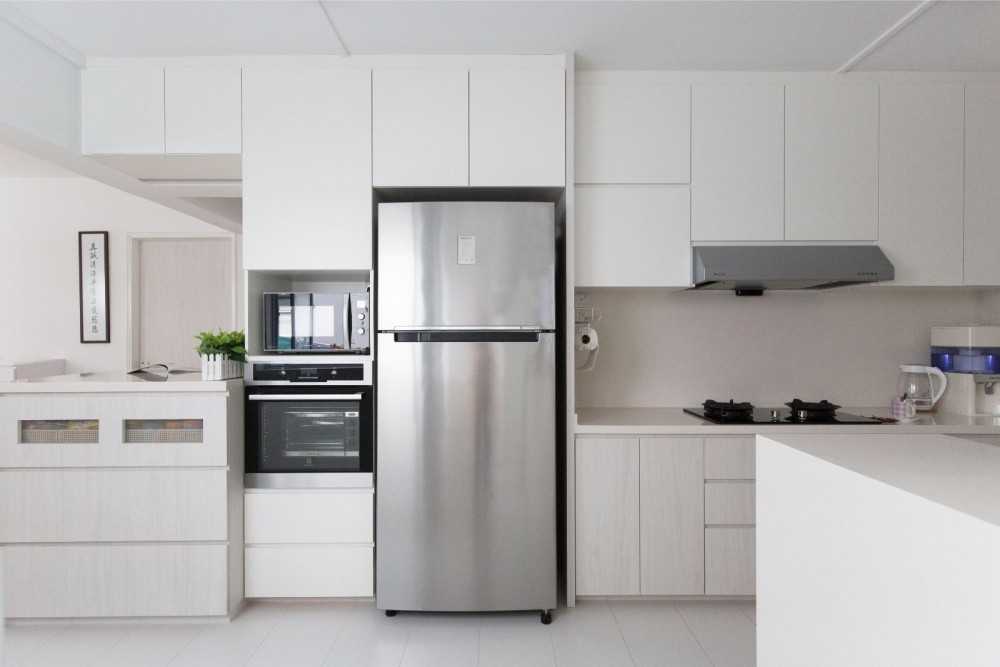 Minimalist Kitchen with Breakfast Counter and Kitchen Accessories