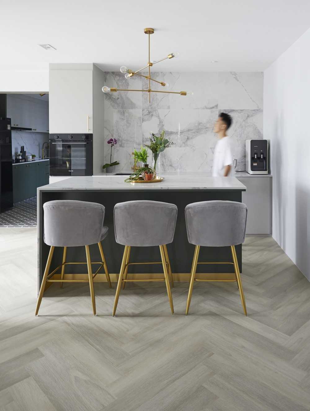 Contemporary Dining Room with Dining Table and Dining Chairs