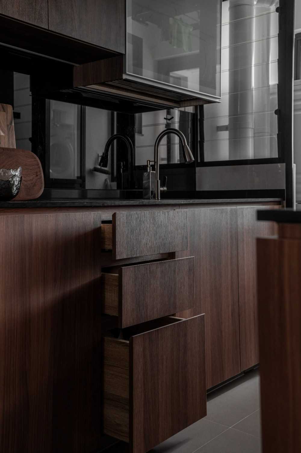 Contemporary Kitchen with Countertop and Open Kitchen
