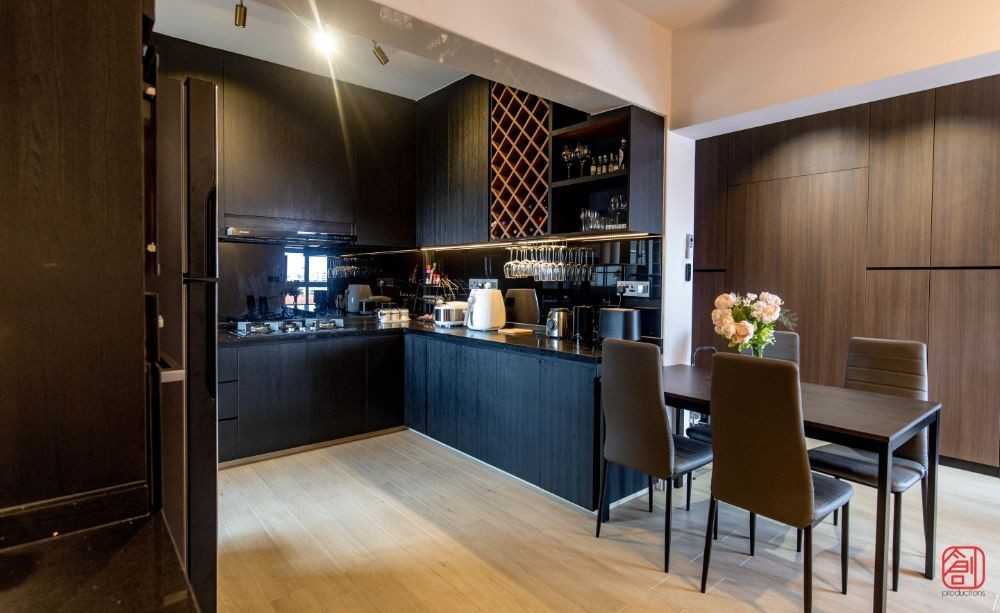 Contemporary Dining Room with Dining Table and Dining Chairs