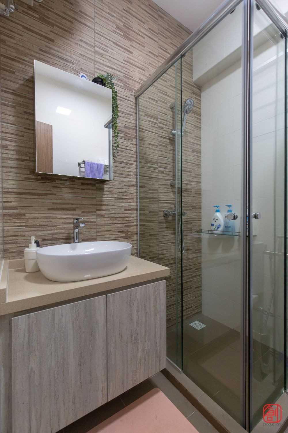 Contemporary Bathroom with Marble Floor and Mirror