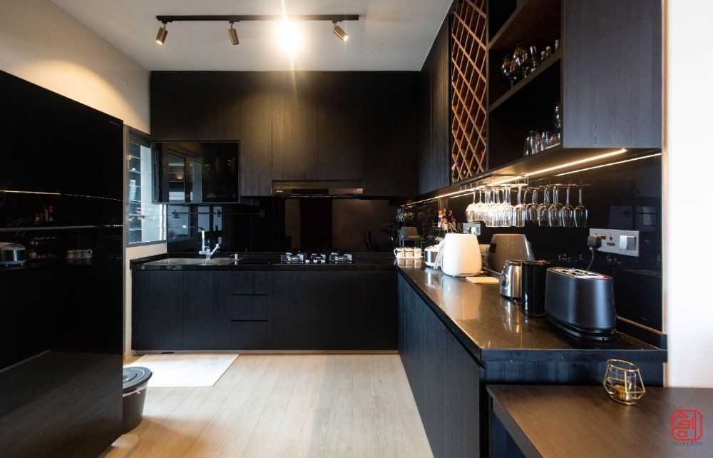 Contemporary Kitchen with Countertop and Kitchen Backsplash