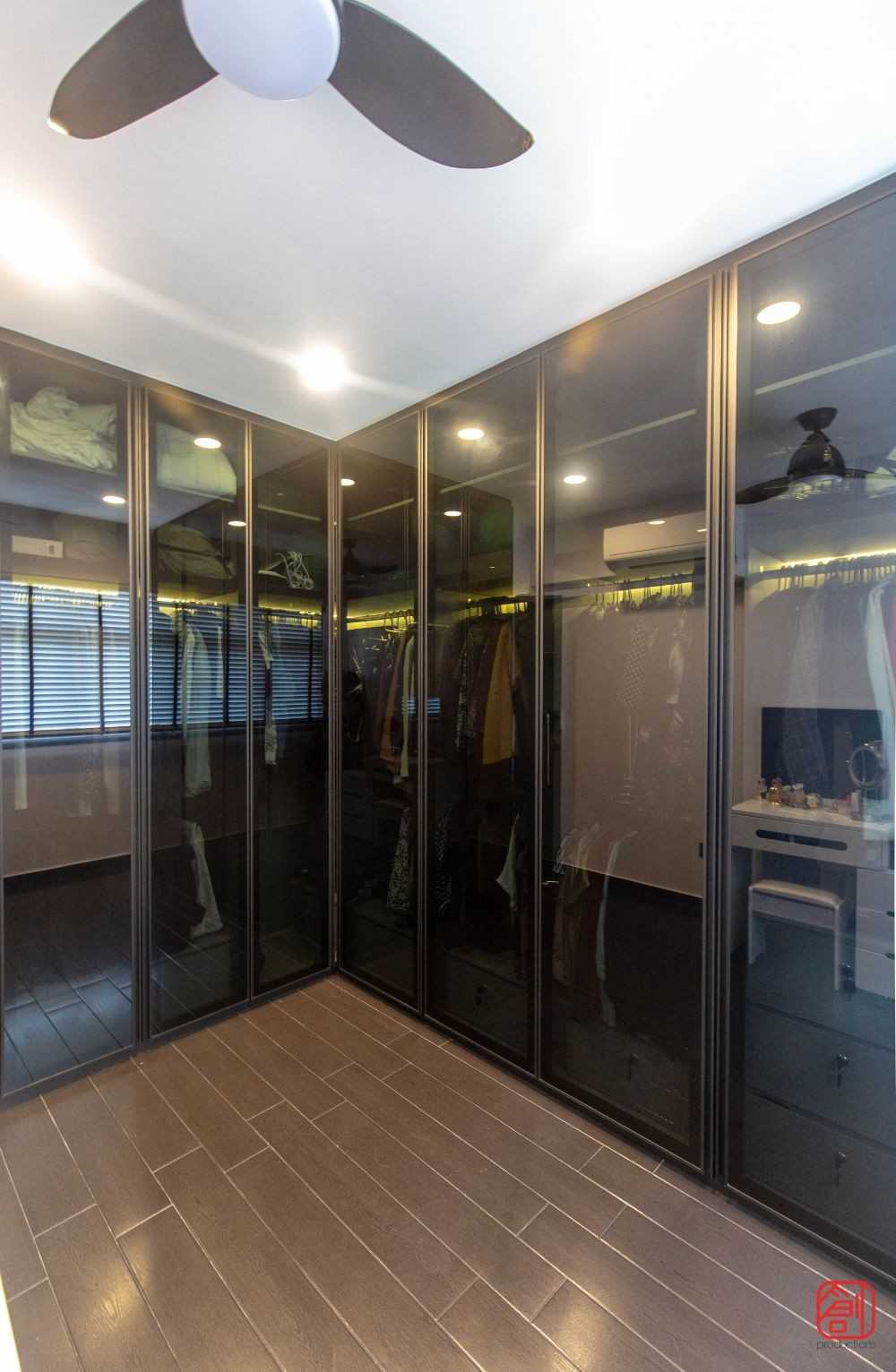Contemporary Walk-in Wardrobe with Marble Floor and Wardrobe