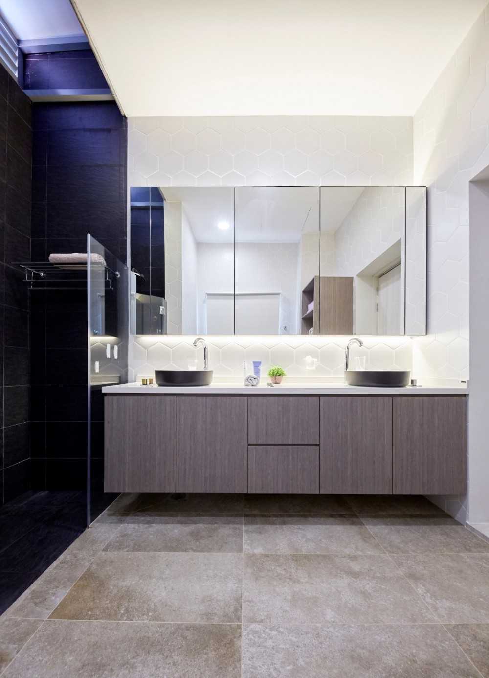 Scandinavian Bathroom with Marble Floor and Bathroom Storage