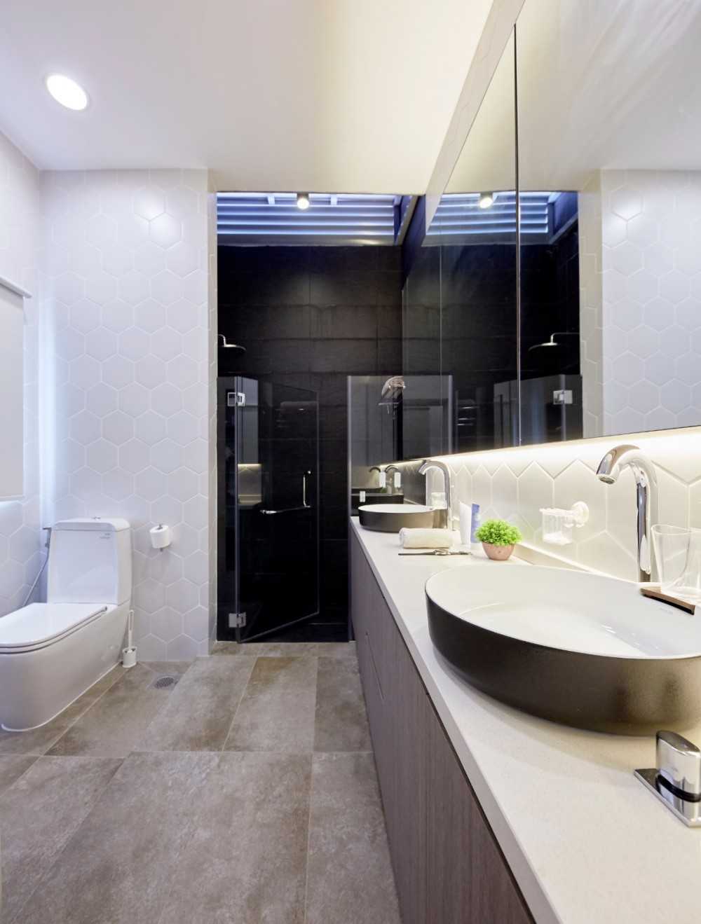 Scandinavian Bathroom with Marble Floor and Mirror