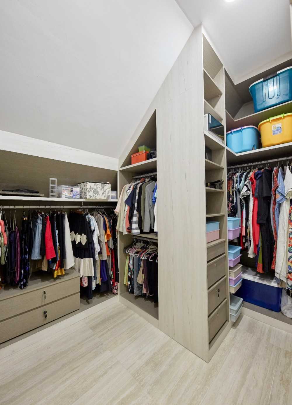 Scandinavian Walk-in Wardrobe with Wardrobe and Cupboard