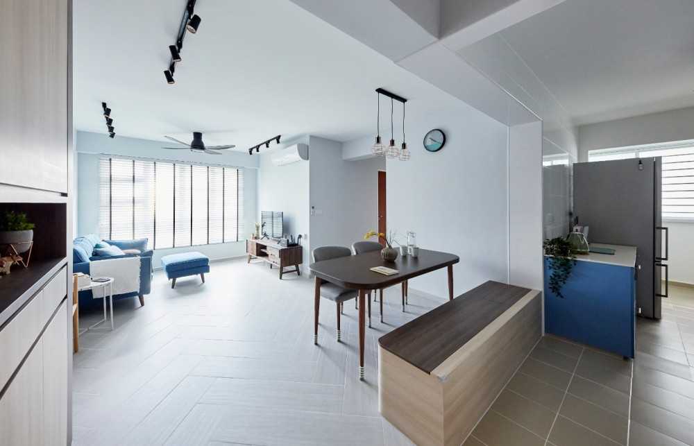 Contemporary Dining Room with Dining Table and Dining Chairs