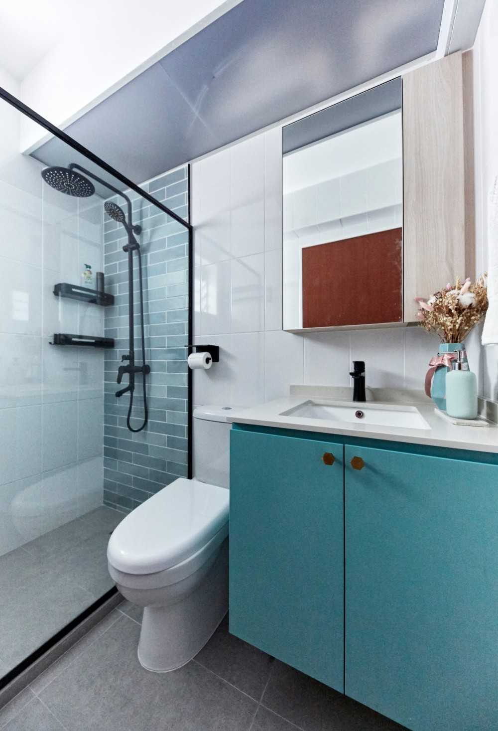 Contemporary Bathroom with Mirror and Bathroom Storage