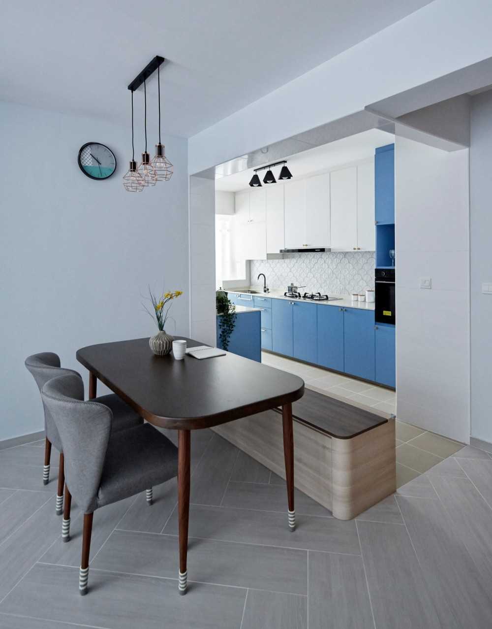 Contemporary Dining Room with Dining Table and Dining Chairs