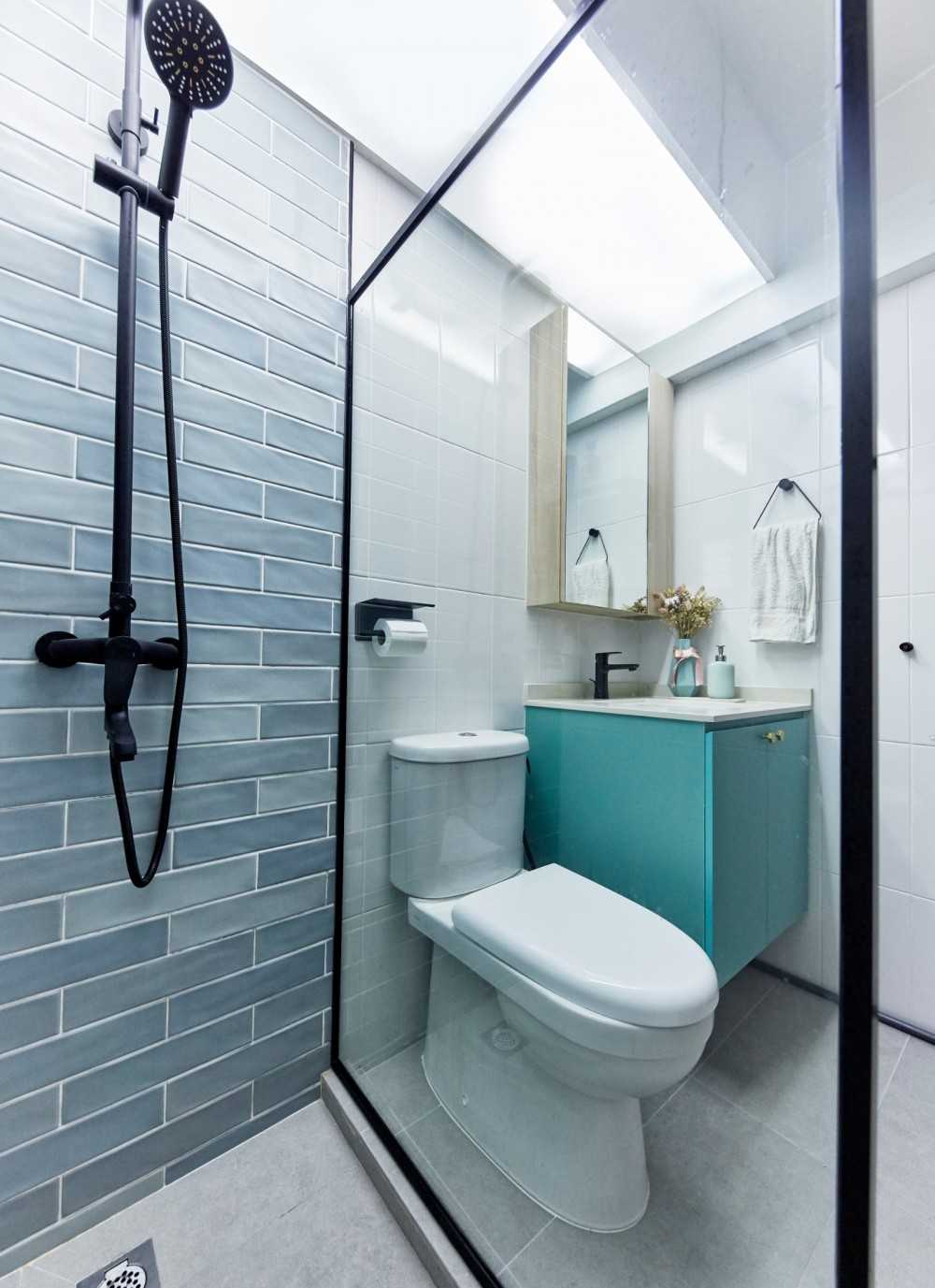Contemporary Bathroom with Marble Floor and Mirror