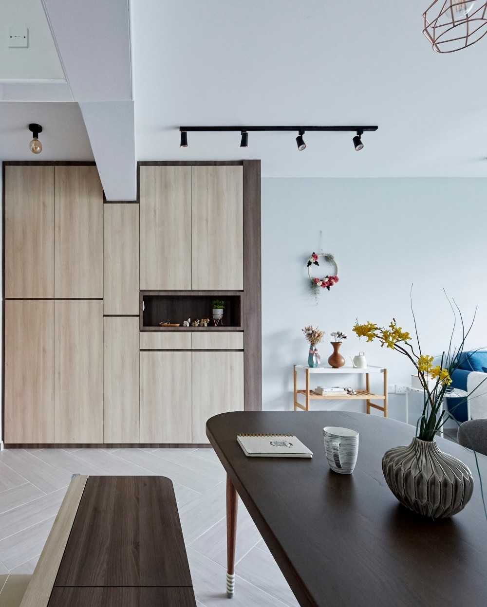 Contemporary Dining Room with Dining Table and Dining Chairs