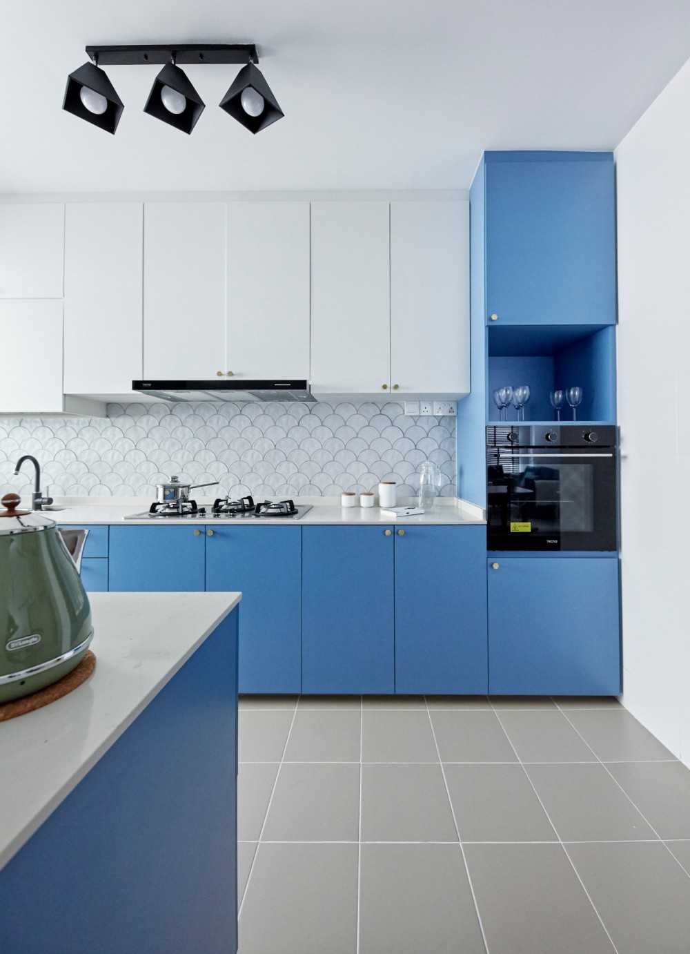 Contemporary Kitchen with Countertop and Kitchen Accessories