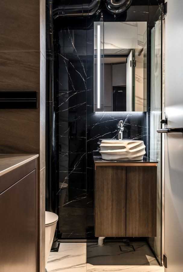 Modern Bathroom with Countertop and Mirror