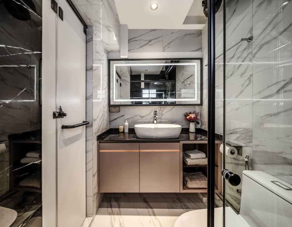 Modern Bathroom with Countertop and Mirror