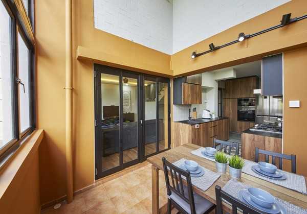 Contemporary Dining Room with Dining Table and Dining Chairs