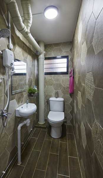 Contemporary Bathroom with Marble Floor and Mirror