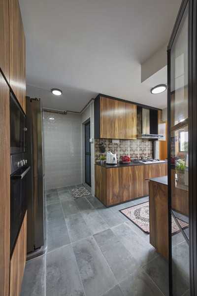 Contemporary Kitchen with Countertop and Breakfast Counter