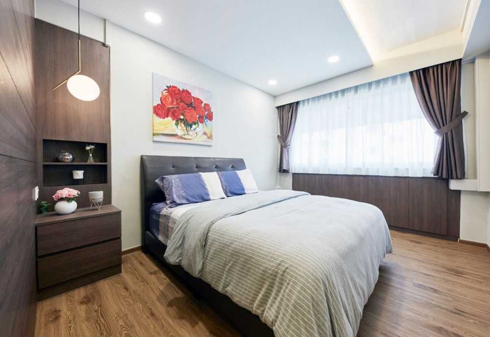 Contemporary Bedroom with Queen Bed and Flooring