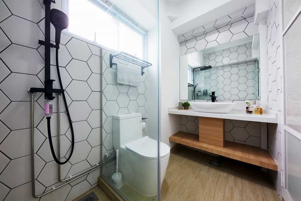 Contemporary Bathroom with Mirror and Bathroom Storage
