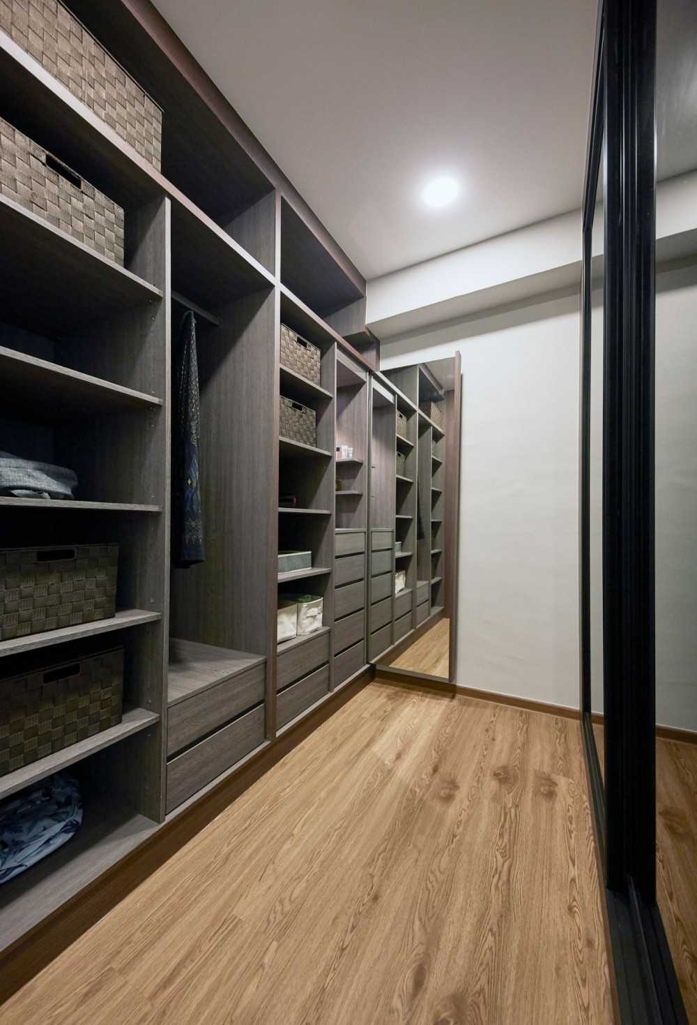 Contemporary Walk-in Wardrobe with Mirror and Wardrobe