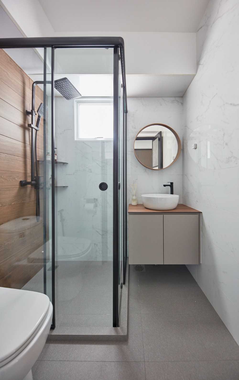 Scandinavian Bathroom with Mirror and Bathroom Sinks