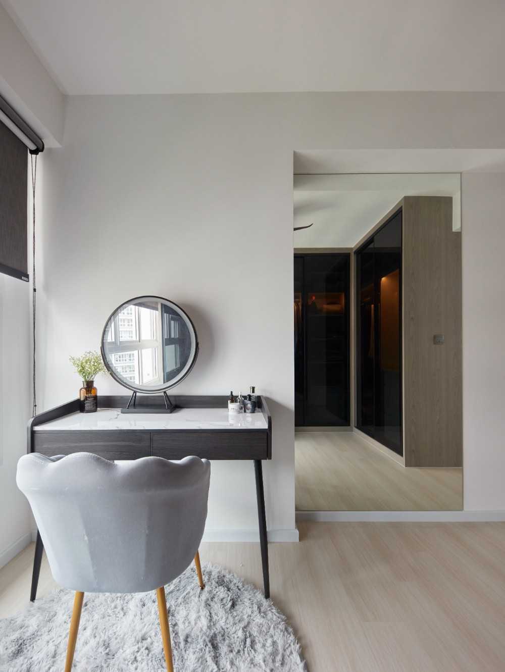 Scandinavian Walk-in Wardrobe with Mirror and Wardrobe