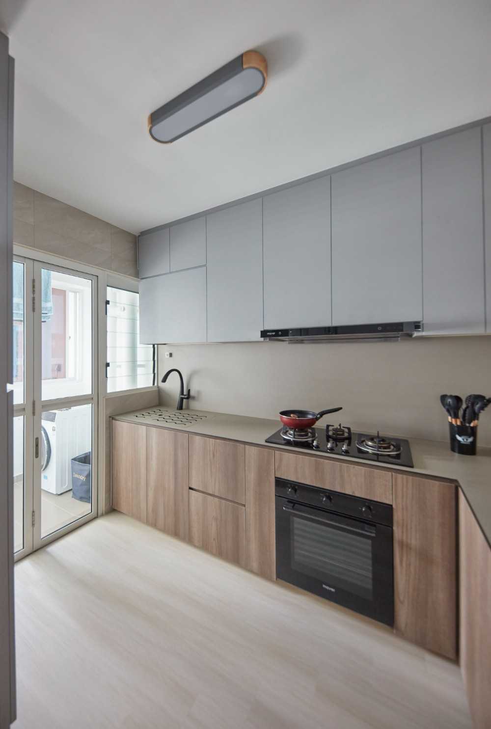 Scandinavian Kitchen with Countertop and Open Kitchen