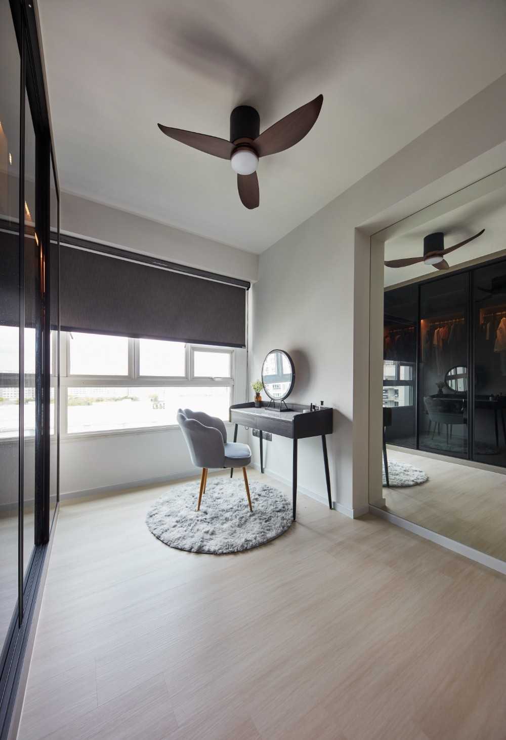 Scandinavian Walk-in Wardrobe with Mirror and Wardrobe