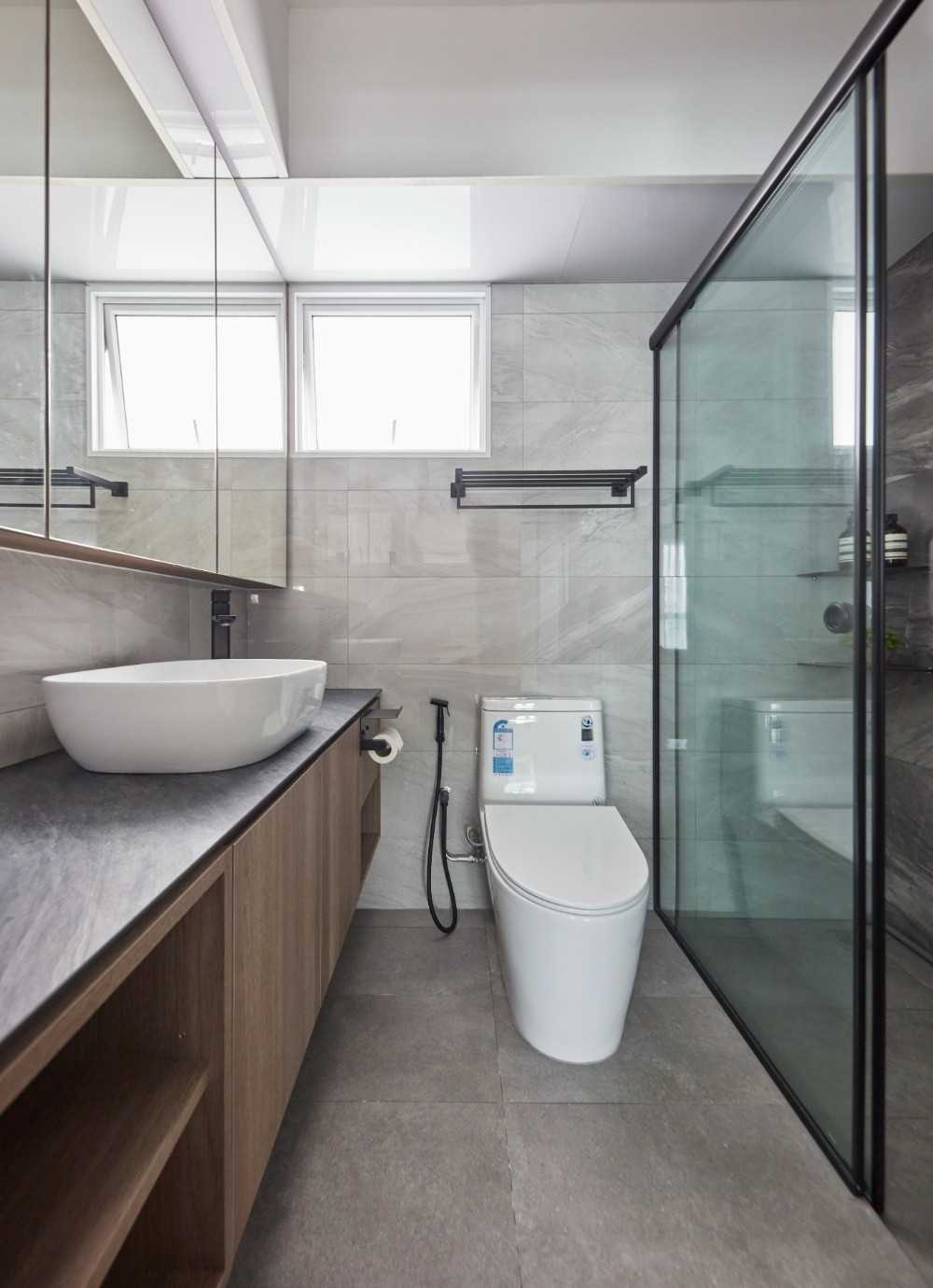 Scandinavian Bathroom with Mirror and Bathroom Storage