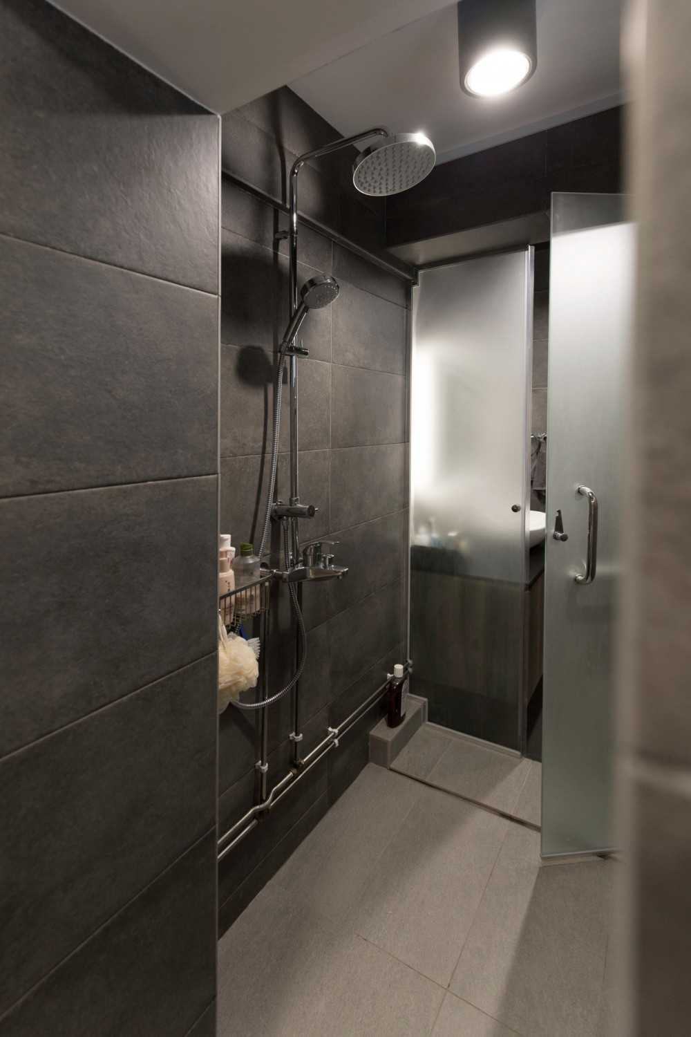 Contemporary Bathroom with Marble Floor and Bathtub