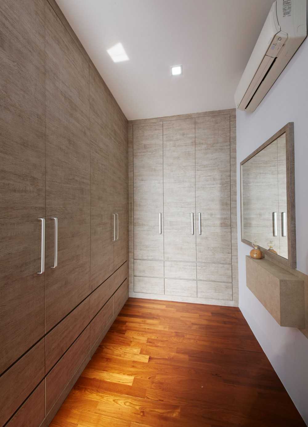 Asian Walk-in Wardrobe with Mirror and Wardrobe