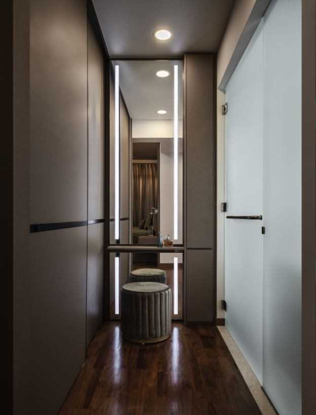 Modern Walk-in Wardrobe with Mirror and Wardrobe
