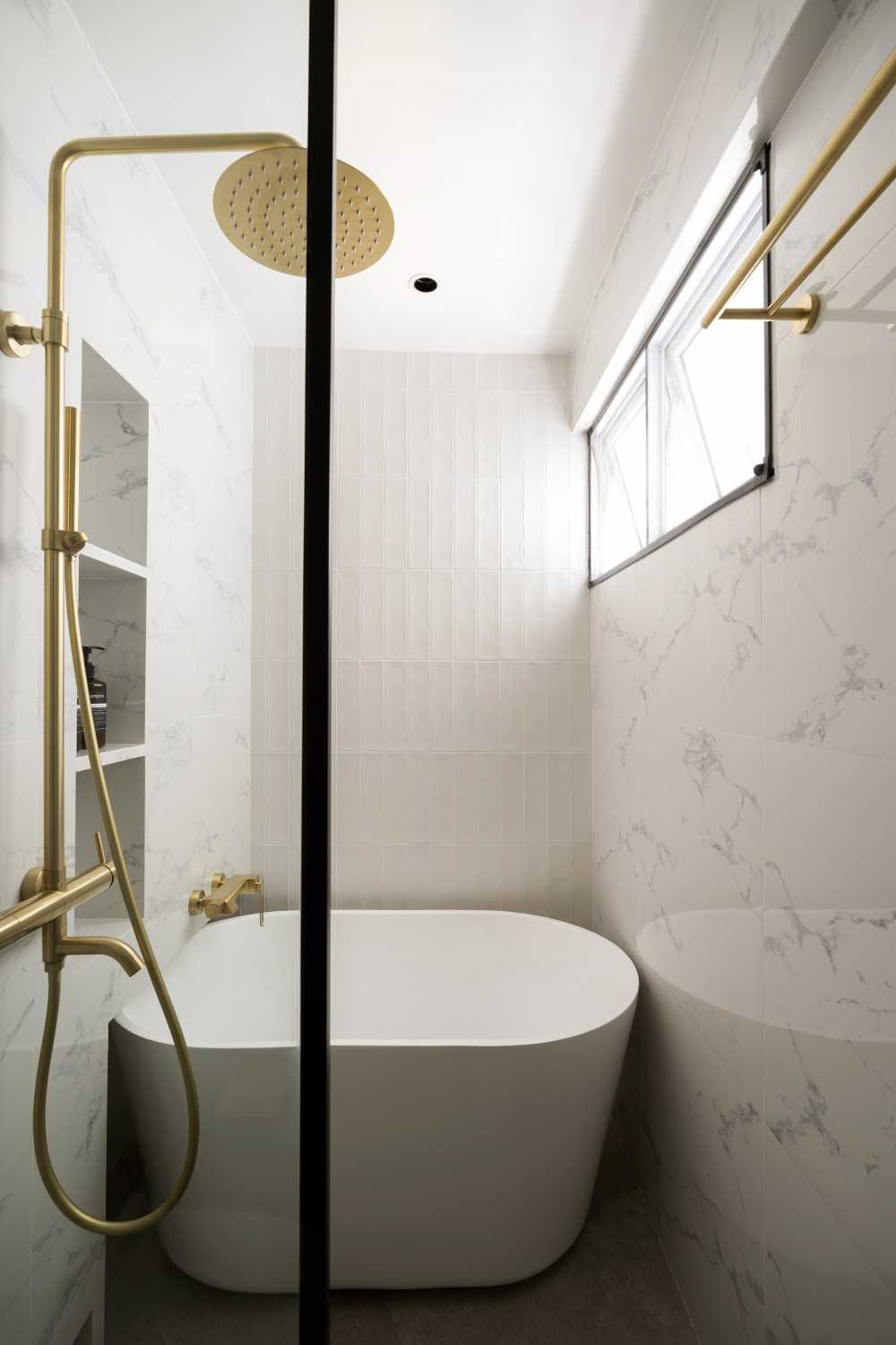 Modern Bathroom with Bathtub and Rainshower