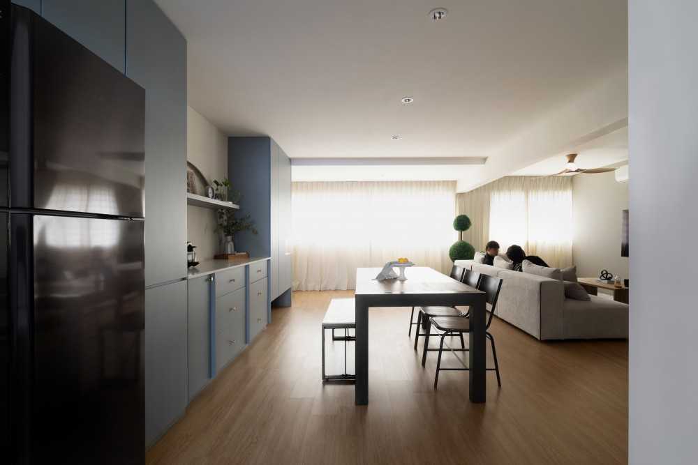 Modern Kitchen with Vinyl Flooring and Open Kitchen