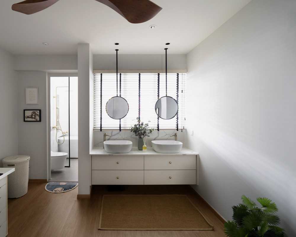 Modern Bathroom with Vinyl Flooring and Rainshower