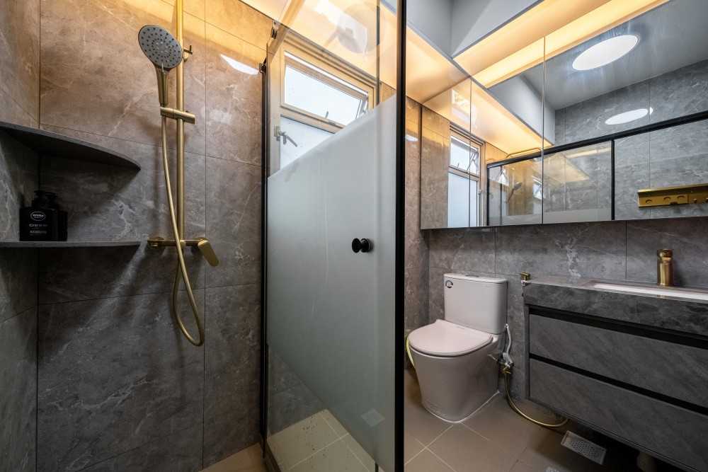 Contemporary Bathroom with Homogeneous Tiles and Herringbone Tiling