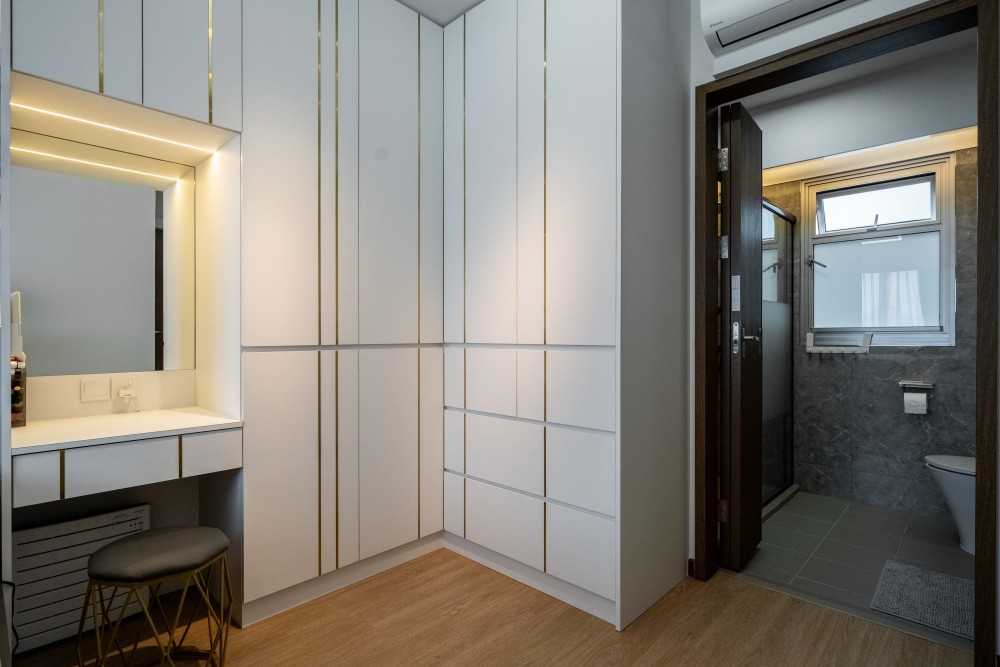 Contemporary Bedroom with Vinyl Flooring and Homogeneous Tiles