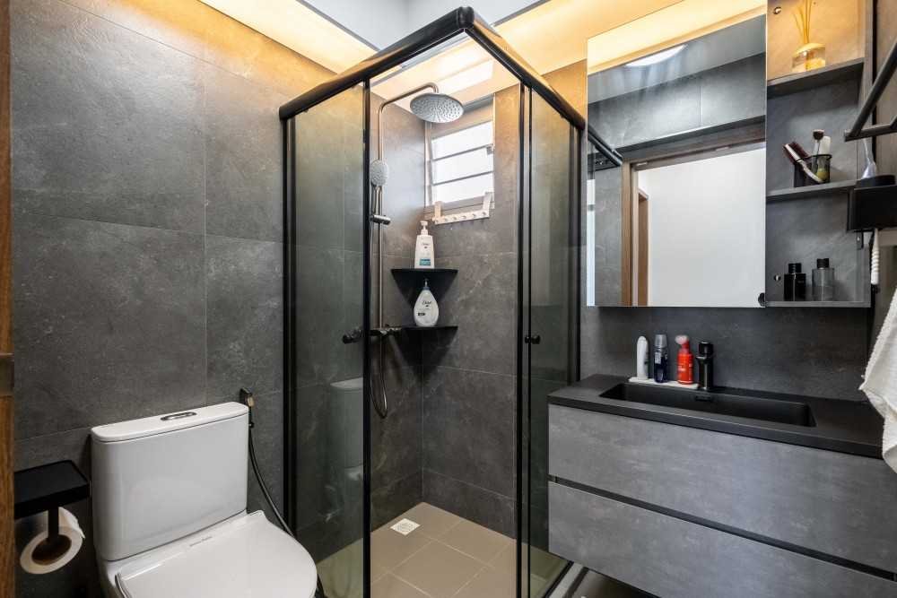 Contemporary Bathroom with Homogeneous Tiles and Mirror