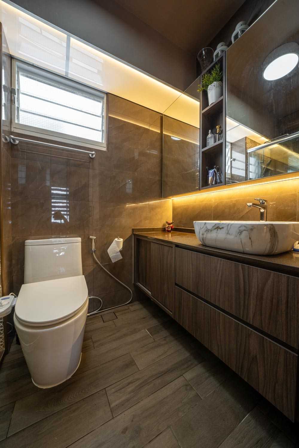 Contemporary Bathroom with Bathtub and Flooring