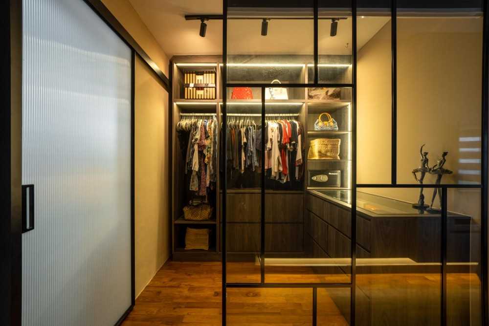 Contemporary Walk-in Wardrobe with Mirror and Wardrobe