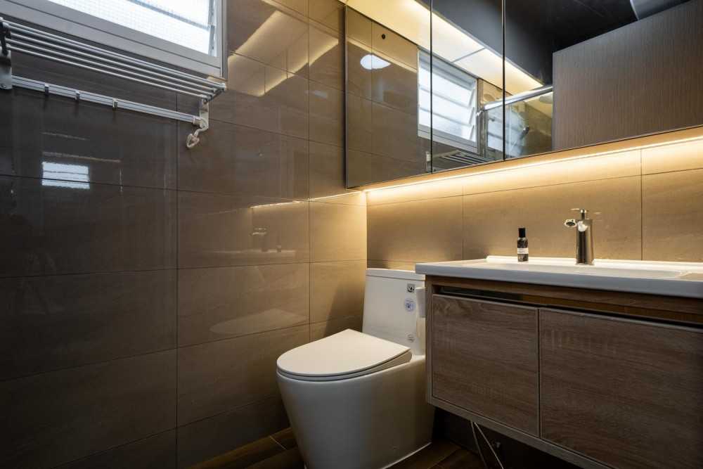 Contemporary Bathroom with Vinyl Flooring and Mirror