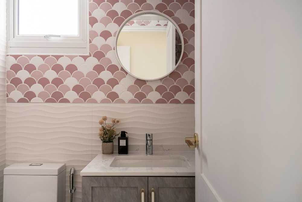 Modern Bathroom with Mirror and Bathtub